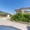 Nur 300 Meter zum Feinkieselstrand