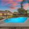 Revitalizing 3 Bedroom Home With Pool, Pet-Friendly, Wi-fi - Bakersfield