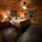 Smokey Mountain Retreat, hot tub, game room, sleeps 10! - Gatlinburg