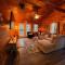 Smokey Mountain Retreat, hot tub, game room, sleeps 10! - Gatlinburg