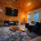 Smokey Mountain Retreat, hot tub, game room, sleeps 10! - Gatlinburg