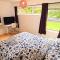 The Brum House with private garden, BBQ, 3 TVs with NETFLIX, Huge Lounge or Quadruple Bedroom plus 2 double bedrooms - Birmingham