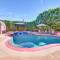 Cathedral City Gem with Shared Pool and Fireplace - 大教堂城