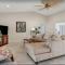 Elegant Family-Friendly Home on Canal I 3BD2BA Sleeps 6 I Walk to Beach & Shops - جزيرة ماركو