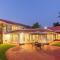 StayVistas Waterway Retreat - Lakeside Oasis with Infinity Pool