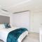 Modern & Luxurious Seaside Apartment