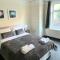 Gravesend - Sleeps upto 8 across 2 Apartments in the same building 2 mins walk to Gravesend Train Station & Town Centre - 格雷夫森德