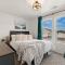Modern Cabin Vibes, Vaulted ceilings, Sleeps 8! - كالدويل