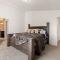 Modern Cabin Vibes, Vaulted ceilings, Sleeps 8! - كالدويل