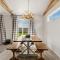 Modern Cabin Vibes, Vaulted ceilings, Sleeps 8! - كالدويل