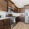 Modern Cabin Vibes, Vaulted ceilings, Sleeps 8! - كالدويل
