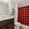 Modern Cabin Vibes, Vaulted ceilings, Sleeps 8! - كالدويل