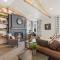 Modern Cabin Vibes, Vaulted ceilings, Sleeps 8! - كالدويل