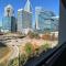 Spacious 2 Bed, 2 Bath Uptown Gem in the Heart of the City-Parking-Wi-Fi-Balcony CGV - 夏洛特