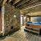 Luxurious Chalet! Hot-tub, Bonfire & Ideal Location for Skiing & Town