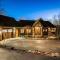 Luxurious Chalet! Hot-tub, Bonfire & Ideal Location for Skiing & Town