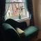The Buxton Retreat A Luxurious 3-Storey Townhouse with Four Poster Bed and Double Jacuzzi Bath"