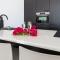 Palm Suite - Newly constructed poolside apartment just minutes from the beach - Ян-Тил