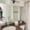 Lovely One-Bedroom Apartment with Pool, Hot Tub, and Gym in the Heart of Downtown, skytrain 3min away