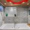 Hidden Gem Lt Properties Jaccuzi bath massage chair Superkingsize bed Parking available