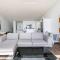 Spacious Penthouse With Spectacular Harbour Views!
