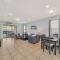 Modern Home - 6 Bedrooms With Private Pool & Spa 10 Minutes to Disney