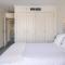 Spectacular Darling Harbour View Apartment & Parking