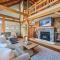 Walk to Village! Stunning timber chalet! Hot-Tub, Bonfire & more!