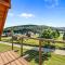 Walk to Village! Stunning timber chalet! Hot-Tub, Bonfire & more!