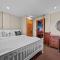 Walk to Village! Stunning timber chalet! Hot-Tub, Bonfire & more!