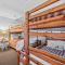 Walk to Village! Stunning timber chalet! Hot-Tub, Bonfire & more!