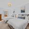 New & Stunning Chalet! Renod, Hot-Tub, Barrel Sauna, Slope Views, Fire Pit