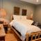 Near Yosemite, A Tranquil Getaway with Creek Frontage - Oakhurst