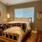 Near Yosemite, A Tranquil Getaway with Creek Frontage - Oakhurst