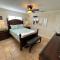 One block to the beach! 2 bedroom 2 bath. The Seahorse Suite. - فورت مايرز بيتش