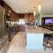 One block to the beach! 2 bedroom 2 bath. The Seahorse Suite. - فورت مايرز بيتش