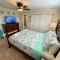 One block to the beach! 2 bedroom 2 bath. The Seahorse Suite. - فورت مايرز بيتش
