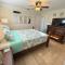 One block to the beach! 2 bedroom 2 bath. The Seahorse Suite. - فورت مايرز بيتش