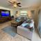 One block to the beach! 2 bedroom 2 bath. The Seahorse Suite. - فورت مايرز بيتش
