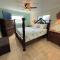 One block to the beach! 2 bedroom 2 bath. The Seahorse Suite. - فورت مايرز بيتش