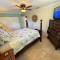 One block to the beach! 2 bedroom 2 bath. The Seahorse Suite. - فورت مايرز بيتش
