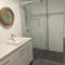 BROADBEACH Beachside! Home, Carport, Courtyard, Pools Spas - 黄金海岸