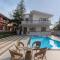StayVistas Brookvale Cottage - Dive into tranquility with pool view and gazebo