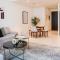 Beachfront Bliss - Apartment with Pool and Premium Amenities - Dubaj