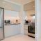 Beachfront Bliss - Apartment with Pool and Premium Amenities - Dubaj