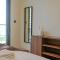 Beachfront Bliss - Apartment with Pool and Premium Amenities - Dubaj