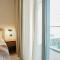 Beachfront Bliss - Apartment with Pool and Premium Amenities - Dubaj