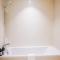 Beachfront Bliss - Apartment with Pool and Premium Amenities - Dubaj