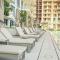 Beachfront Bliss - Apartment with Pool and Premium Amenities - Dubaj