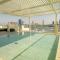Beachfront Bliss - Apartment with Pool and Premium Amenities - Dubaj